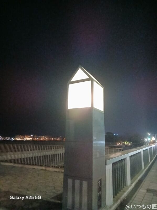 暗闇で光る照明灯 | モバイル比較レビュー.jp AQUOS wish5 カメラ 暗闇で光る照明灯