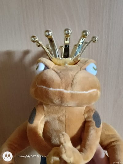 王冠をかぶったカエルのぬいぐるみ | モバイル比較レビュー.jp moto g66y 5G カメラ 王冠をかぶったカエルのぬいぐるみ
