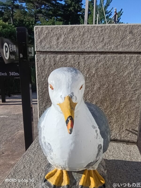 屋外で自撮りした銅像 | モバイル比較レビュー.jp moto g66y 5G カメラ 屋外で自撮りした銅像