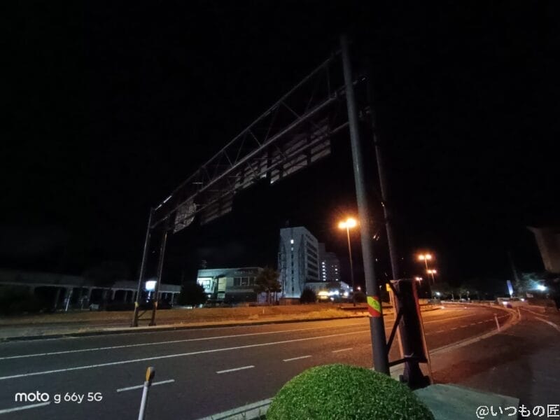 夜の街並み | モバイル比較レビュー.jp moto g66y 5G カメラ 夜の街並み