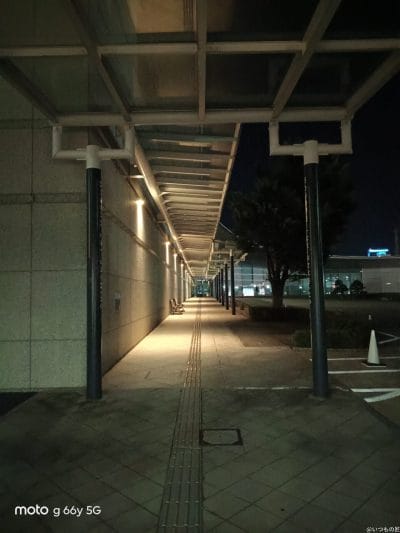 夜の建物内部の様子 | モバイル比較レビュー.jp moto g66y 5G カメラ 夜の建物内部の様子