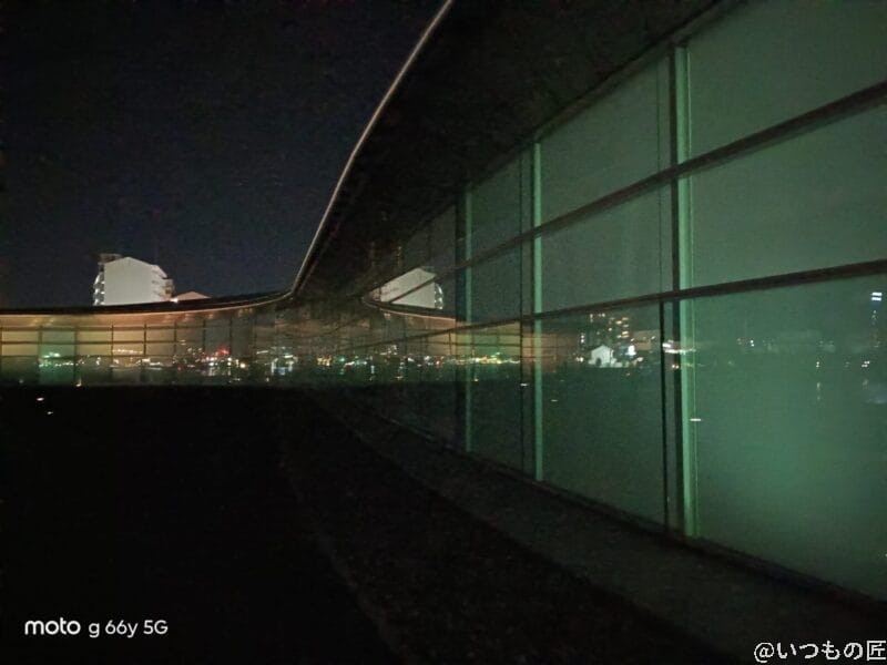 ガラス張りの建物内部を夜間撮影した写真 | モバイル比較レビュー.jp moto g66y 5G カメラ ガラス張りの建物内部を夜間撮影した写真