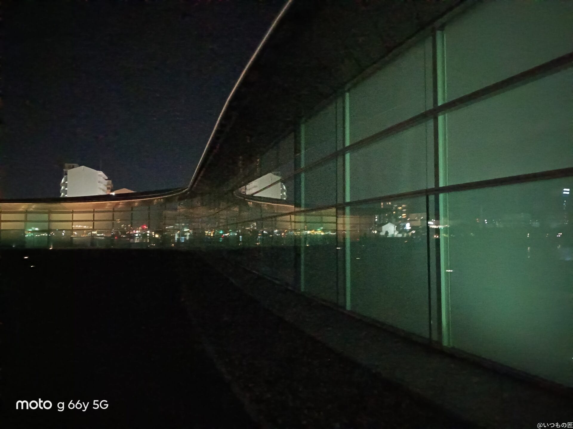 ガラス張りの建物内部を夜間撮影した写真 | モバイル比較レビュー.jp moto g66y 5G カメラ ガラス張りの建物内部を夜間撮影した写真