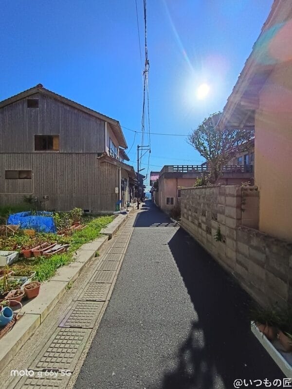 逆光下の街並み | モバイル比較レビュー.jp moto g66y 5G カメラ 逆光下の街並み