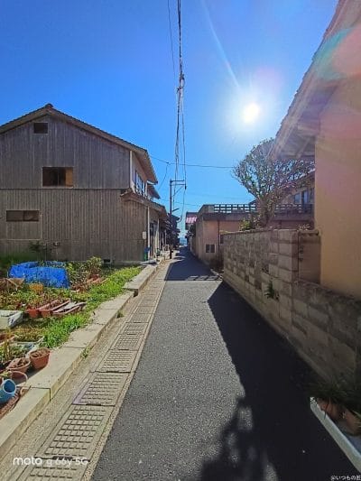 逆光下の街並み | モバイル比較レビュー.jp moto g66y 5G カメラ 逆光下の街並み