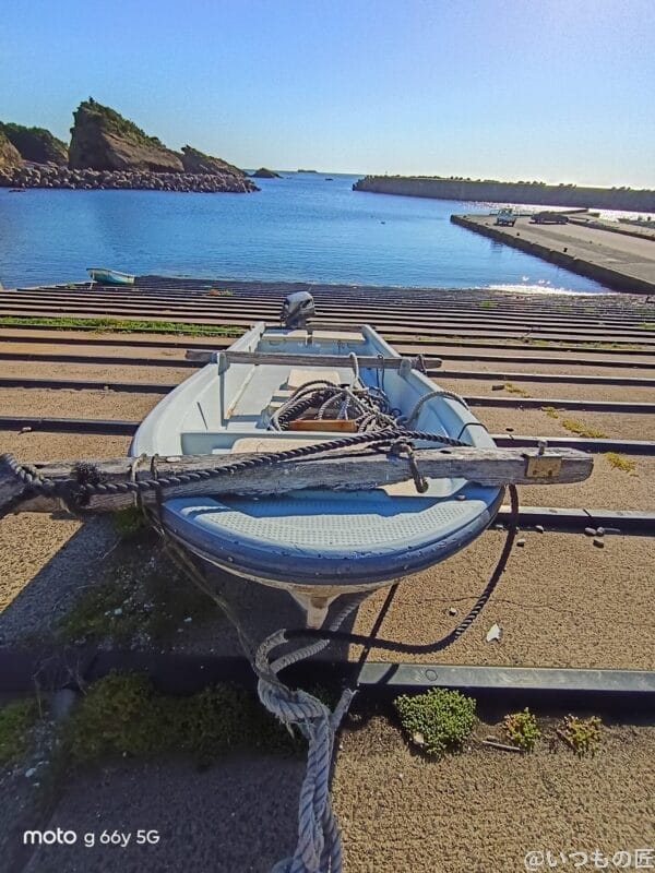 海辺に置いてあるボート | モバイル比較レビュー.jp moto g66y 5G カメラ 海辺に置いてあるボート