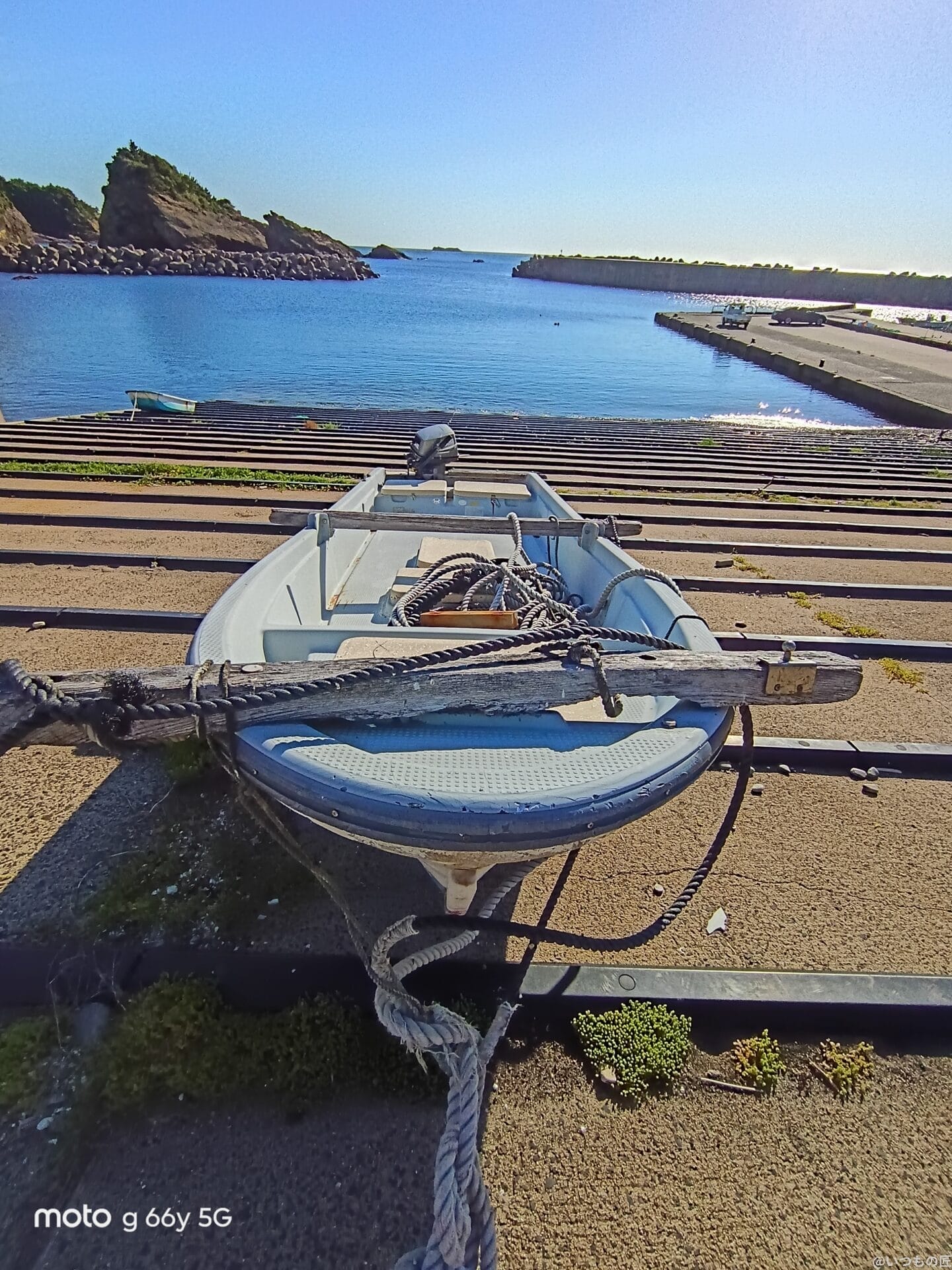 moto g66y 5G カメラ
海辺に置いてあるボート