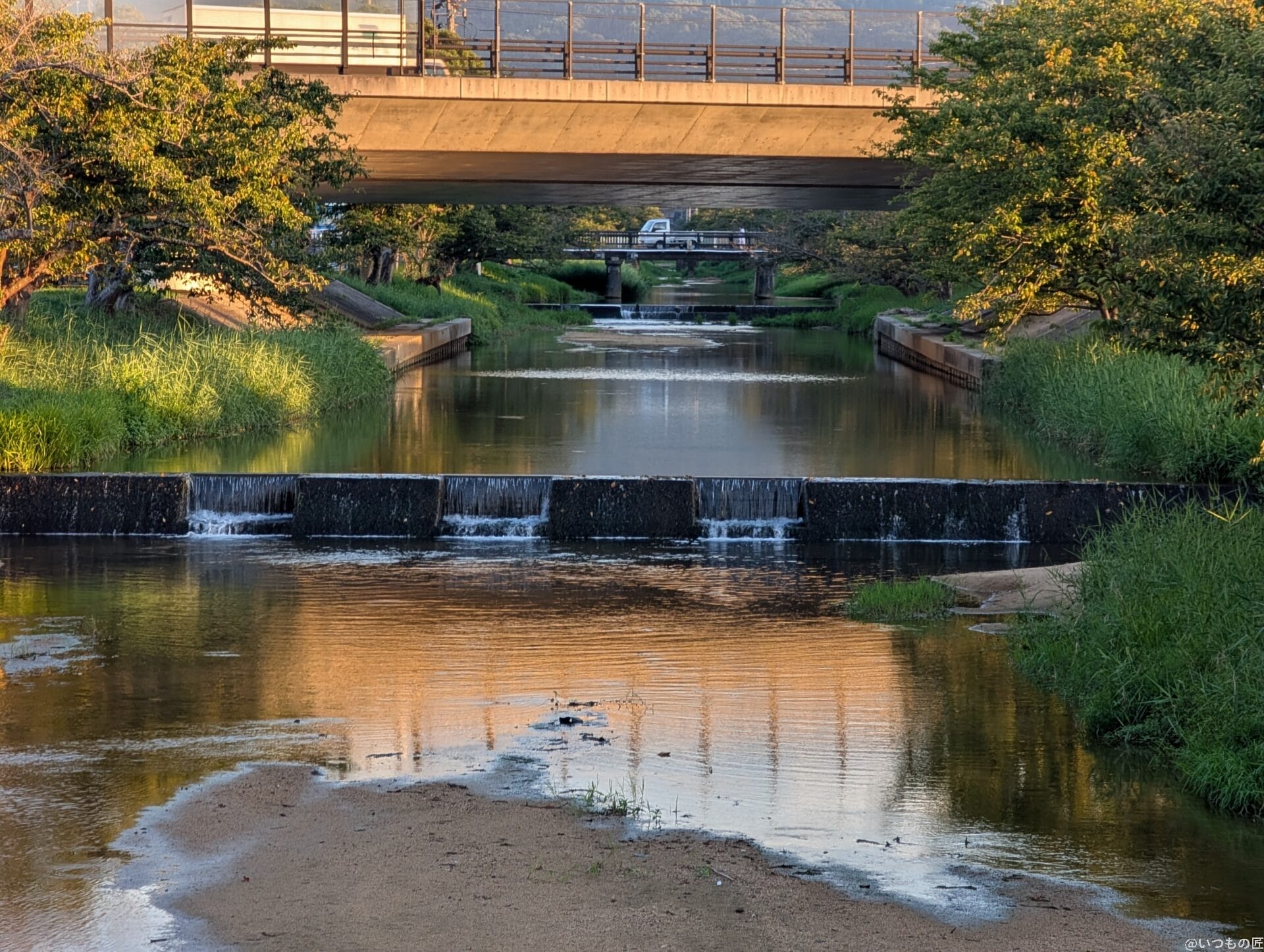 OPPO Reno14 5G カメラ 橋の下を流れる川の様子