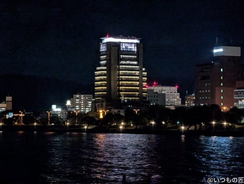 OPPO Reno14 5G カメラ
夜の海辺から見えるビル街