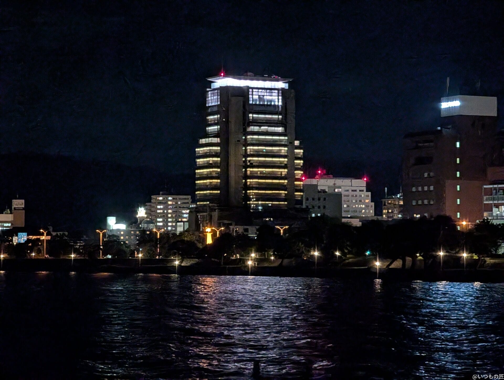 OPPO Reno14 5G カメラ
夜の海辺から見えるビル街