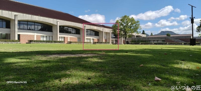 OPPO Reno14 5G カメラ 緑の芝生に囲まれた陸上競技場