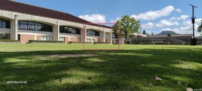 緑の芝生に囲まれた陸上競技場 | モバイル比較レビュー.jp OPPO Reno14 5G カメラ 緑の芝生に囲まれた陸上競技場