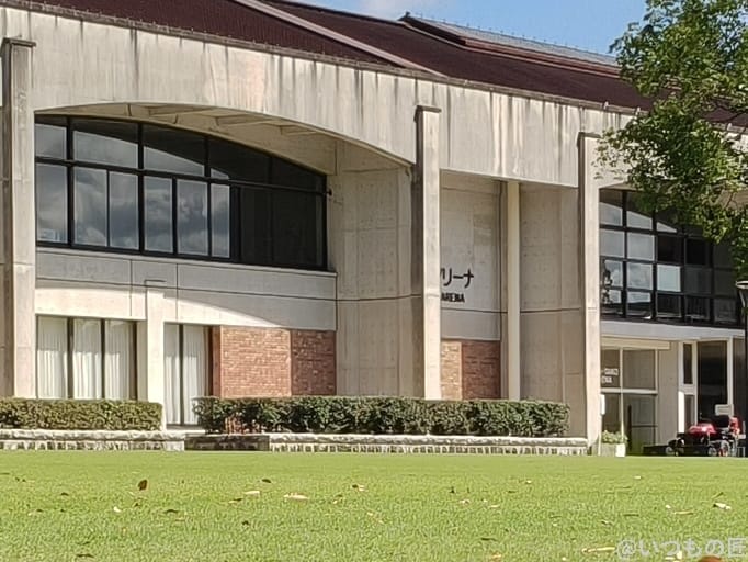 緑の芝生に囲まれた陸上競技場 | モバイル比較レビュー.jp OPPO Reno14 5G カメラ 緑の芝生に囲まれた陸上競技場