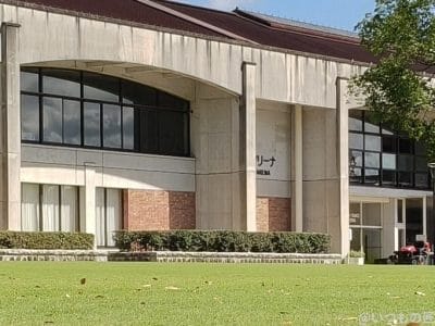 緑の芝生に囲まれた陸上競技場 | モバイル比較レビュー.jp OPPO Reno14 5G カメラ 緑の芝生に囲まれた陸上競技場