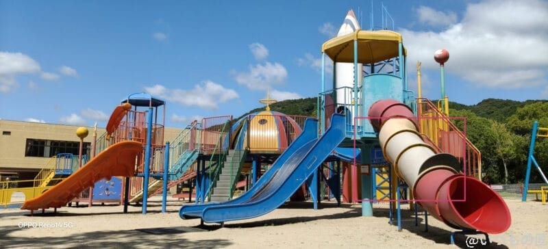 OPPO Reno14 5G カメラ 晴天下のカラフルな遊具