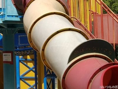 晴天下のカラフルな遊具 | モバイル比較レビュー.jp OPPO Reno14 5G カメラ 晴天下のカラフルな遊具