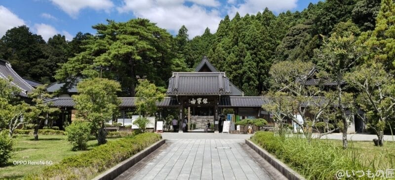 OPPO Reno14 5G カメラ 緑あふれる自然の中に佇む資料館