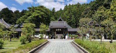 緑あふれる自然の中に佇む資料館 | モバイル比較レビュー.jp OPPO Reno14 5G カメラ 緑あふれる自然の中に佇む資料館