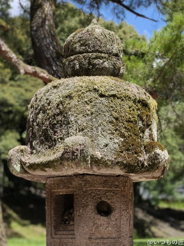 OPPO Reno14 5G カメラ 苔の緑が映える石灯篭