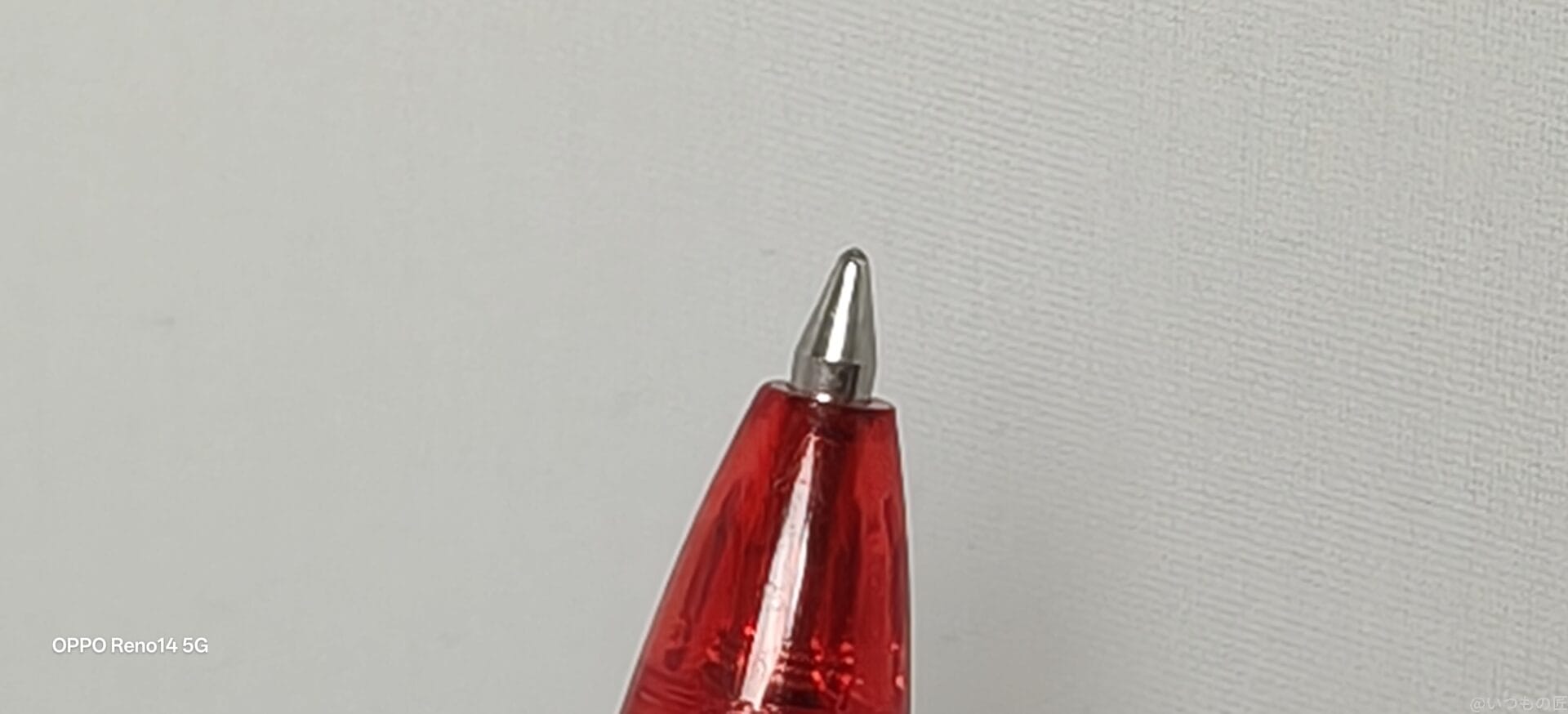 OPPO Reno14 5G カメラ 赤いボールペンの先端