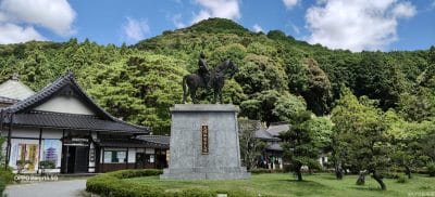 資料館の入り口にある大内弘世公之像の凛々しい表情 | モバイル比較レビュー.jp OPPO Reno14 5G カメラ 資料館の入り口にある大内弘世公之像の凛々しい表情