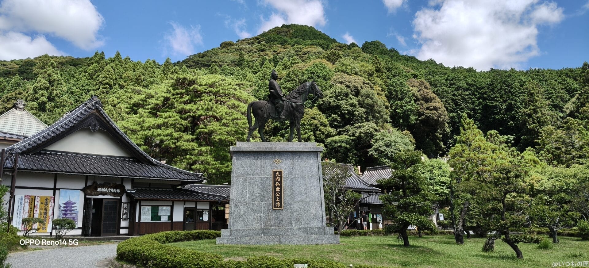 OPPO Reno14 5G カメラ 資料館の入り口にある大内弘世公之像の凛々しい表情