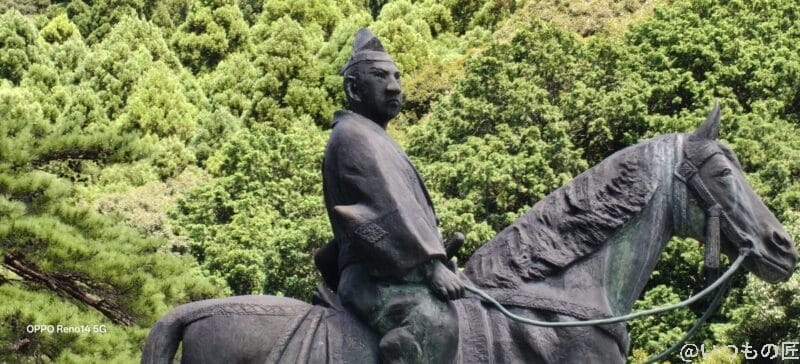 OPPO Reno14 5G カメラ 資料館の入り口にある大内弘世公之像の凛々しい表情