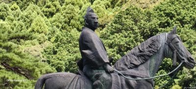 資料館の入り口にある大内弘世公之像の凛々しい表情 | モバイル比較レビュー.jp OPPO Reno14 5G カメラ 資料館の入り口にある大内弘世公之像の凛々しい表情