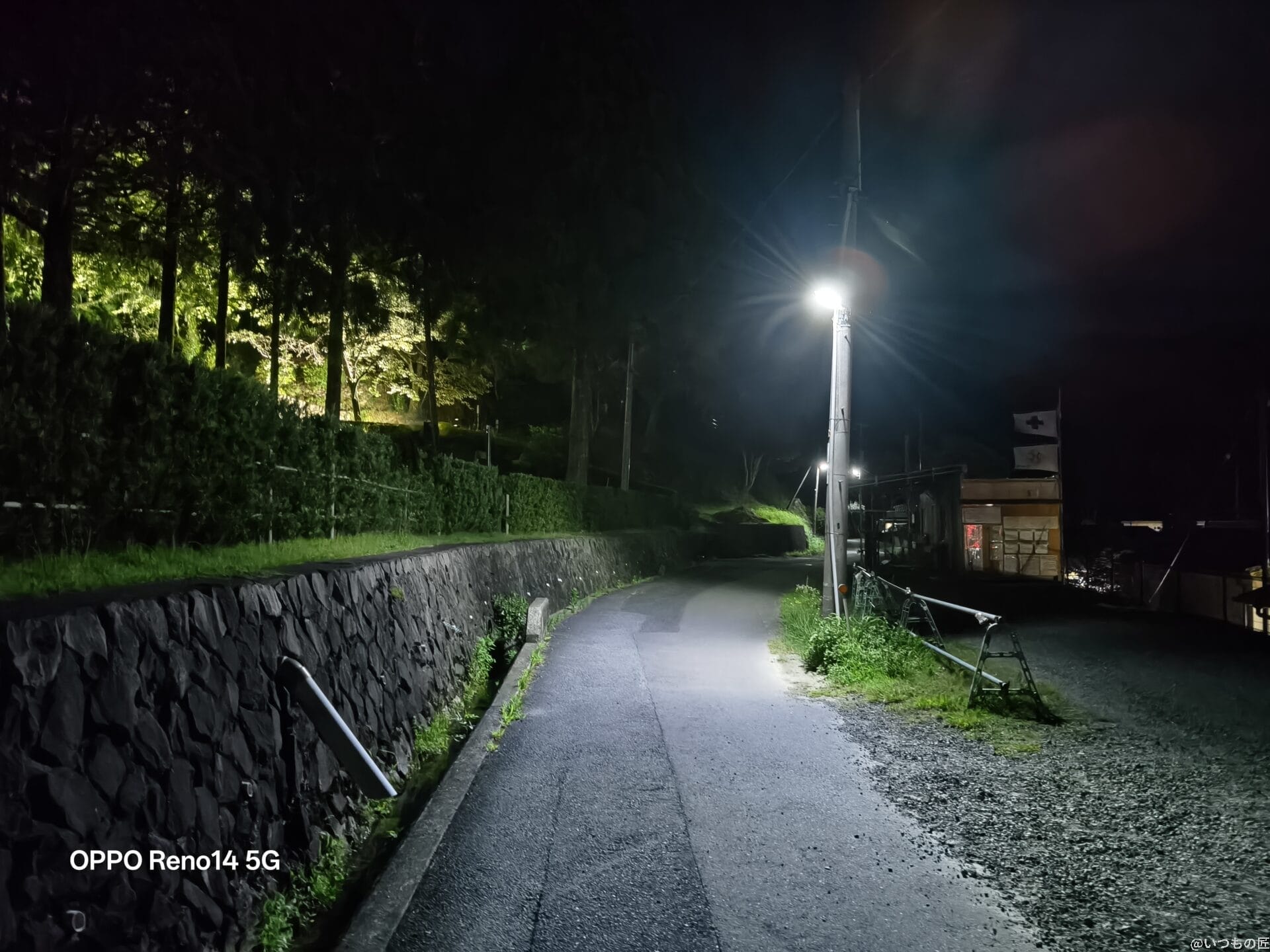 motorola edge 60s pro カメラ 夜の歩道をおさめた一枚