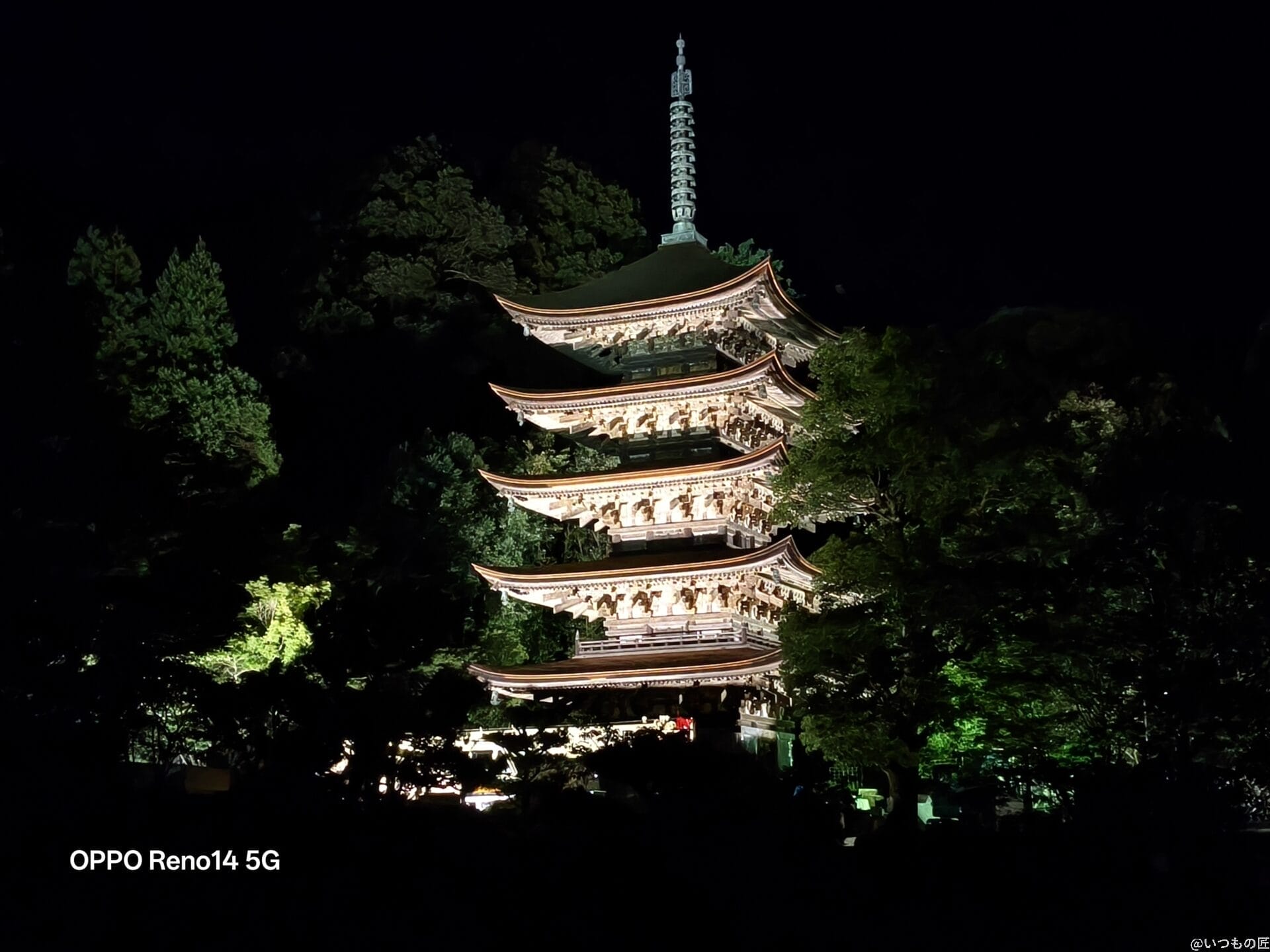 OPPO Reno14 5G カメラ 暗闇の中きれいにライトアップされた五重塔