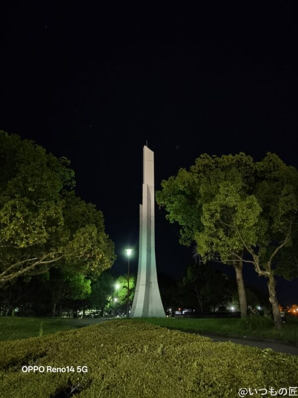 OPPO Reno14 5G カメラ 夜の白いオブジェ