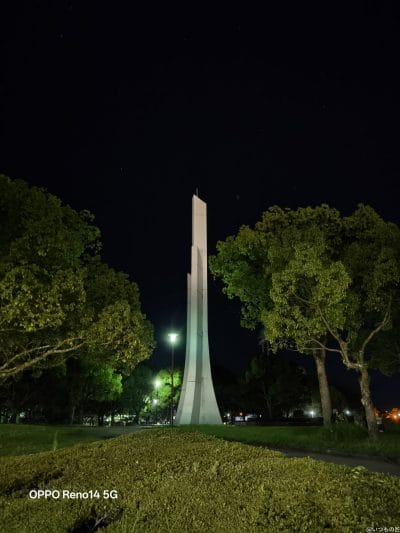 oppo reno14 5g 夜景モード+ズーム1倍 作例2 | モバイル比較レビュー.jp OPPO Reno14 5G カメラ 夜の白いオブジェ