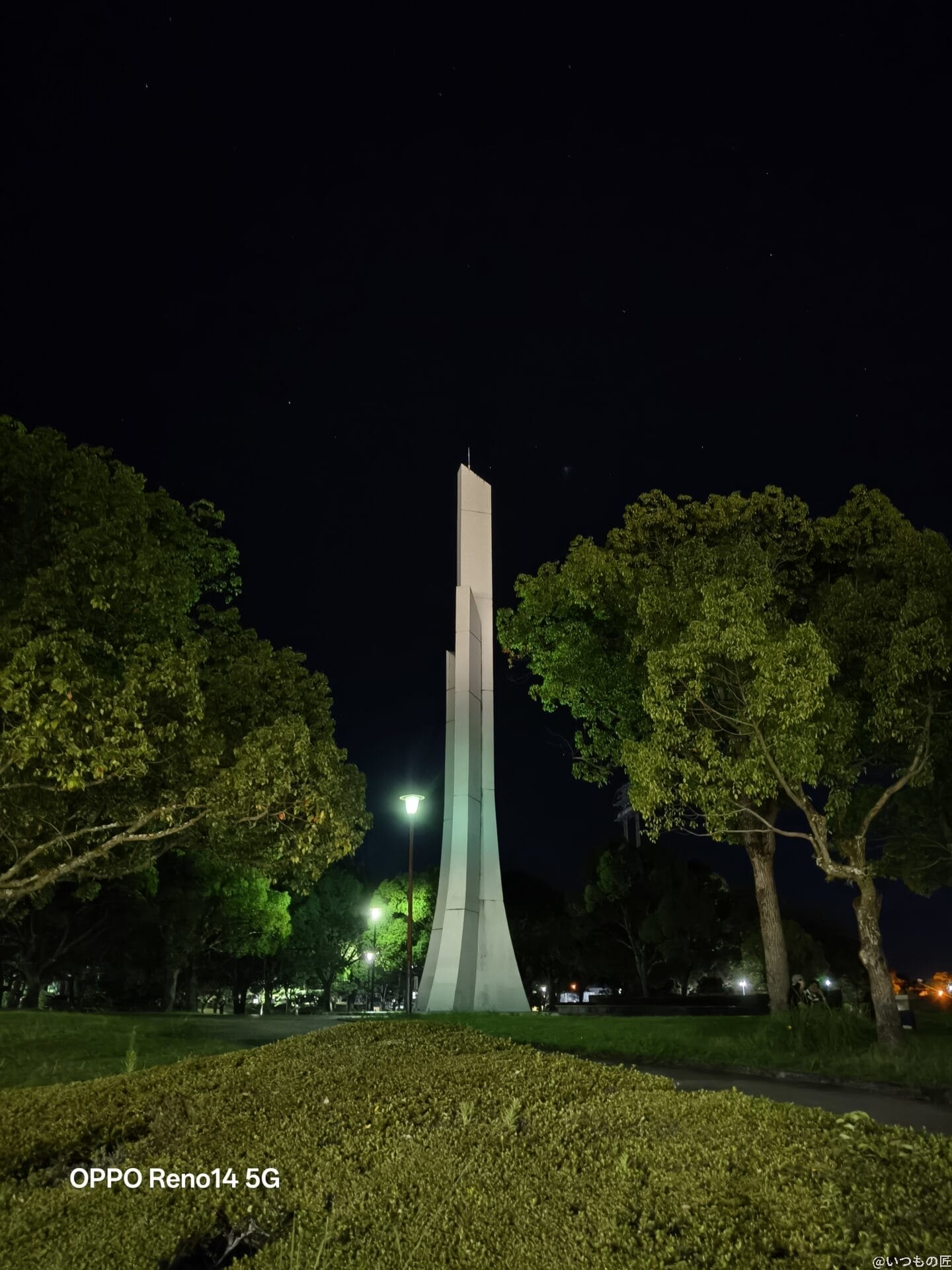 OPPO Reno14 5G カメラ 夜の白いオブジェ