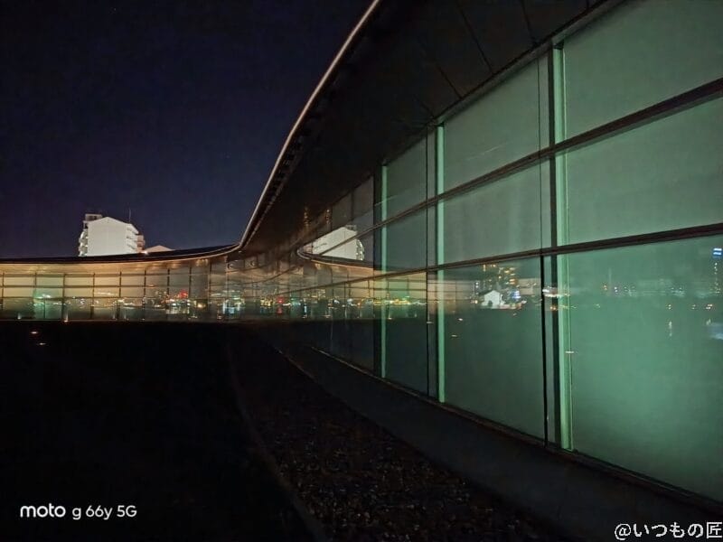 ガラス張りの建物内部 | モバイル比較レビュー.jp motorola edge 60s pro カメラ ガラス張りの建物内部