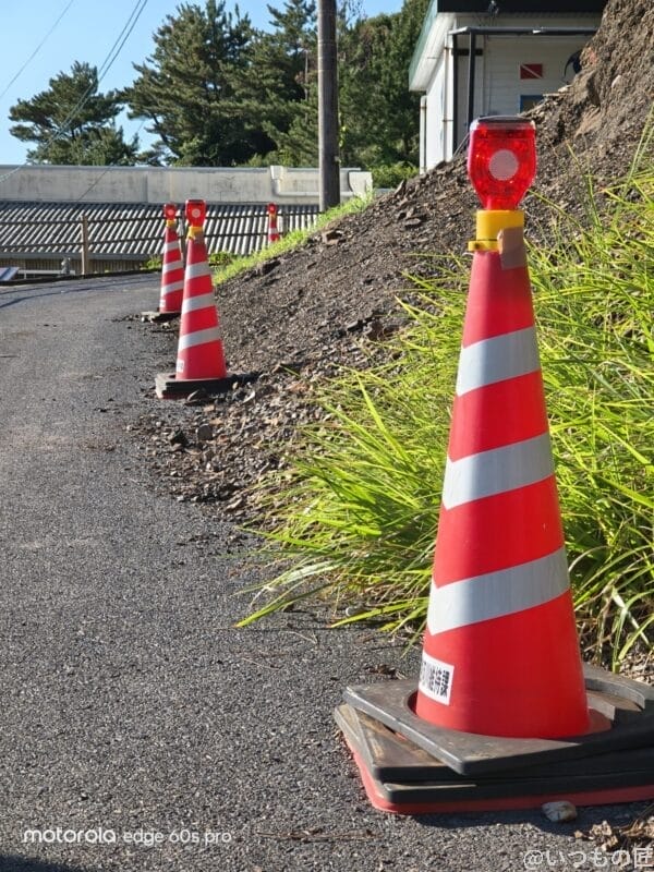 道端に置かれた赤と白のポール | モバイル比較レビュー.jp motorola edge 60s pro カメラ 道端に置かれた赤と白のポール