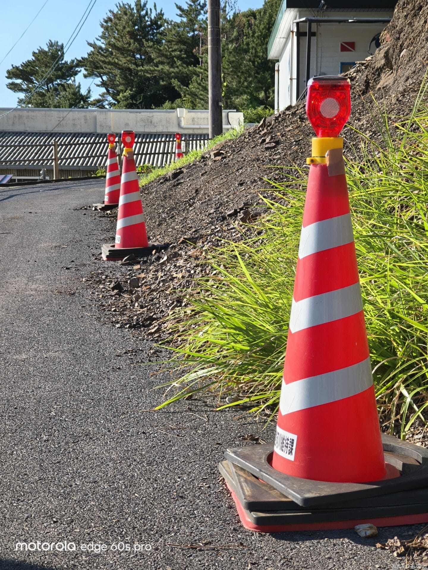 道端に置かれた赤と白のポール | モバイル比較レビュー.jp motorola edge 60s pro カメラ 道端に置かれた赤と白のポール
