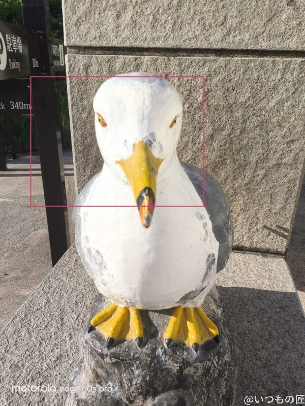 道端に設置された鳥のモニュメント | モバイル比較レビュー.jp motorola edge 60s pro カメラ 道端に設置された鳥のモニュメント