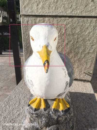 道端に設置された鳥のモニュメント | モバイル比較レビュー.jp motorola edge 60s pro カメラ 道端に設置された鳥のモニュメント