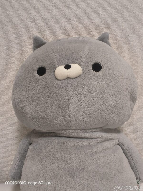 グレーのクマのぬいぐるみ | モバイル比較レビュー.jp motorola edge 60s pro カメラ グレーのクマのぬいぐるみ