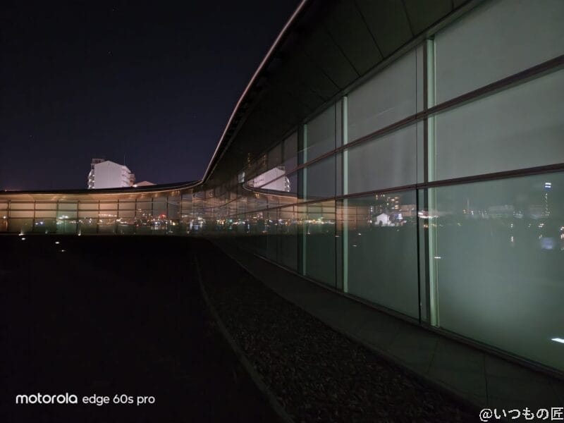 ガラス張りの建物内部 | モバイル比較レビュー.jp motorola edge 60s pro カメラ ガラス張りの建物内部