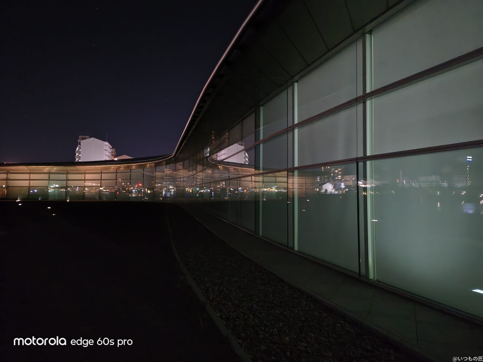 motorola edge 60s pro カメラ
ガラス張りの建物内部