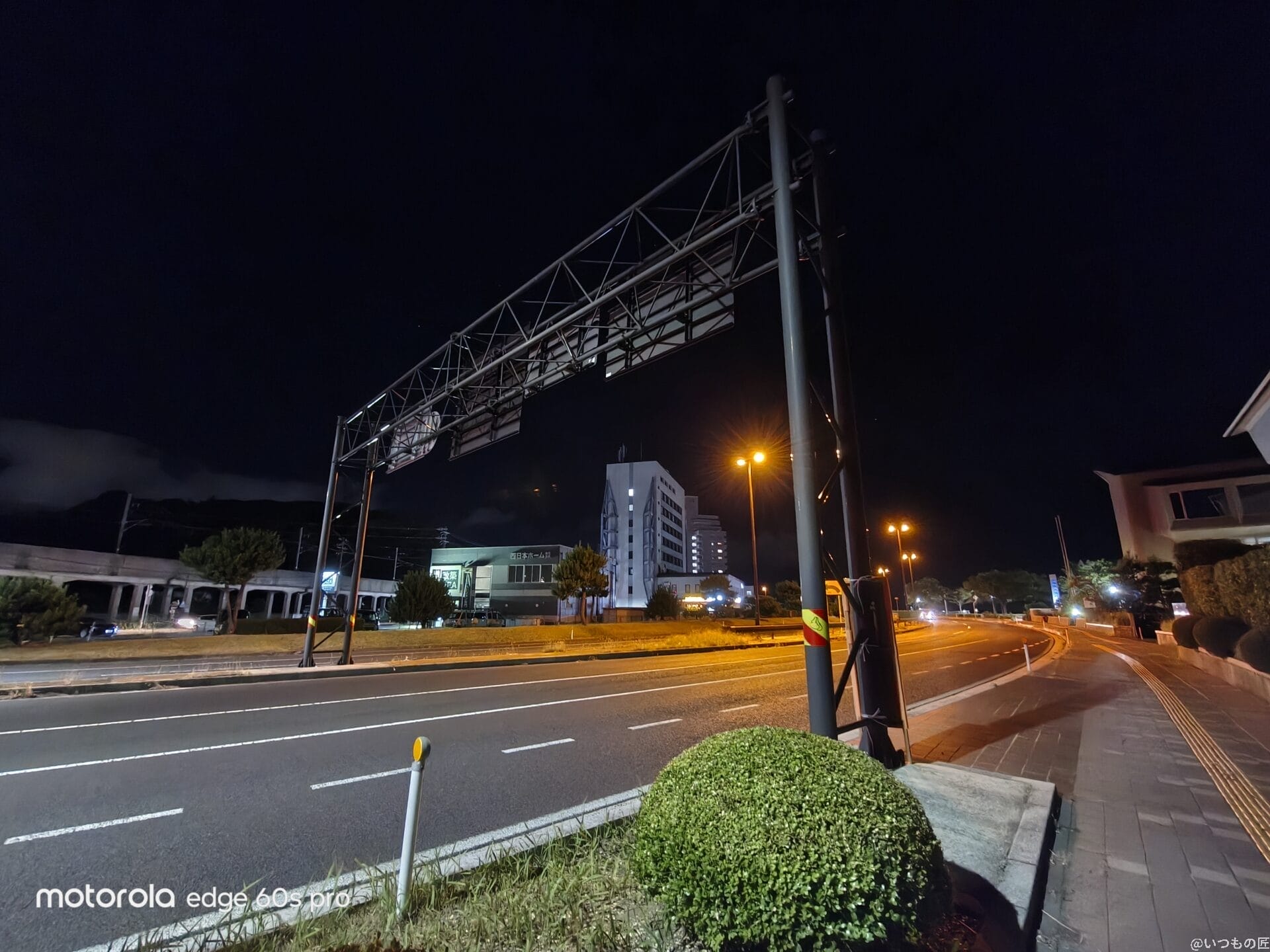 motorola edge 60s pro カメラ 夜の街並みの風景