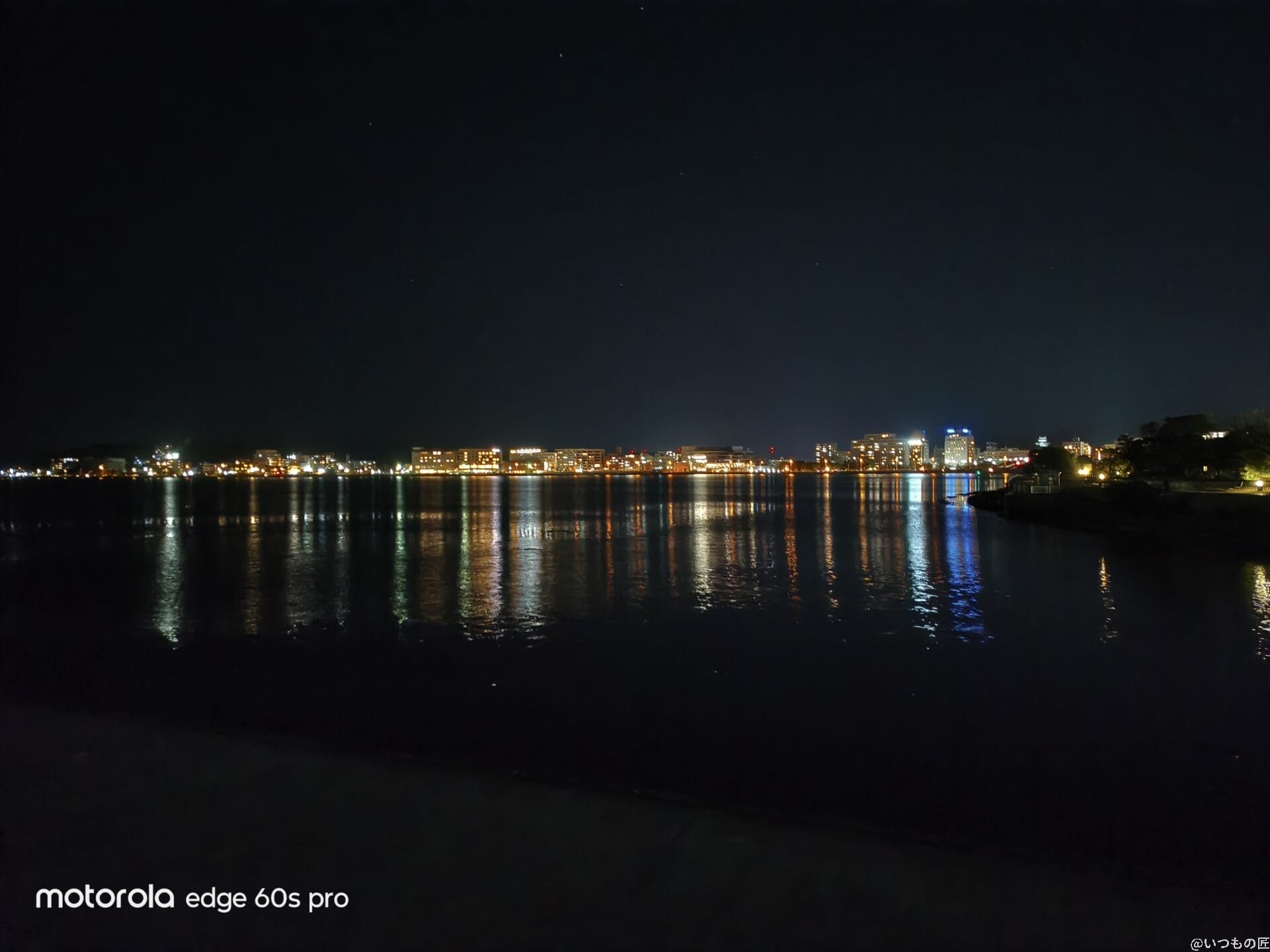 夜の海から見える夜景 | モバイル比較レビュー.jp motorola edge 60s pro カメラ 夜の海から見える夜景