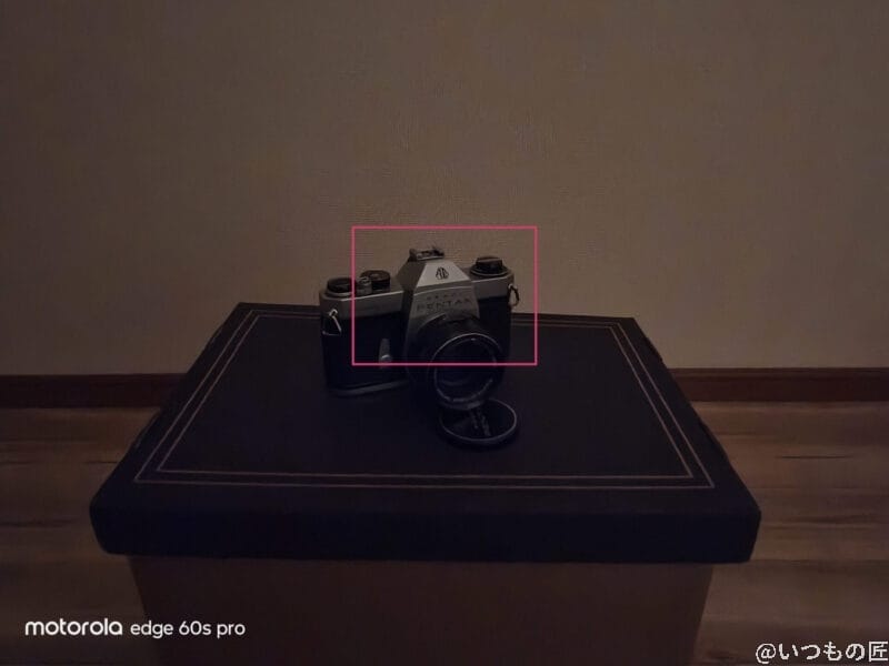 暗所の屋内に置かれたフィルムカメラ | モバイル比較レビュー.jp motorola edge 60s pro カメラ 暗所の屋内に置かれたフィルムカメラ