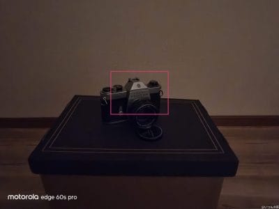 暗所の屋内に置かれたフィルムカメラ | モバイル比較レビュー.jp motorola edge 60s pro カメラ 暗所の屋内に置かれたフィルムカメラ