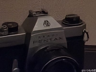 暗所の屋内に置かれたフィルムカメラ | モバイル比較レビュー.jp motorola edge 60s pro カメラ 暗所の屋内に置かれたフィルムカメラ