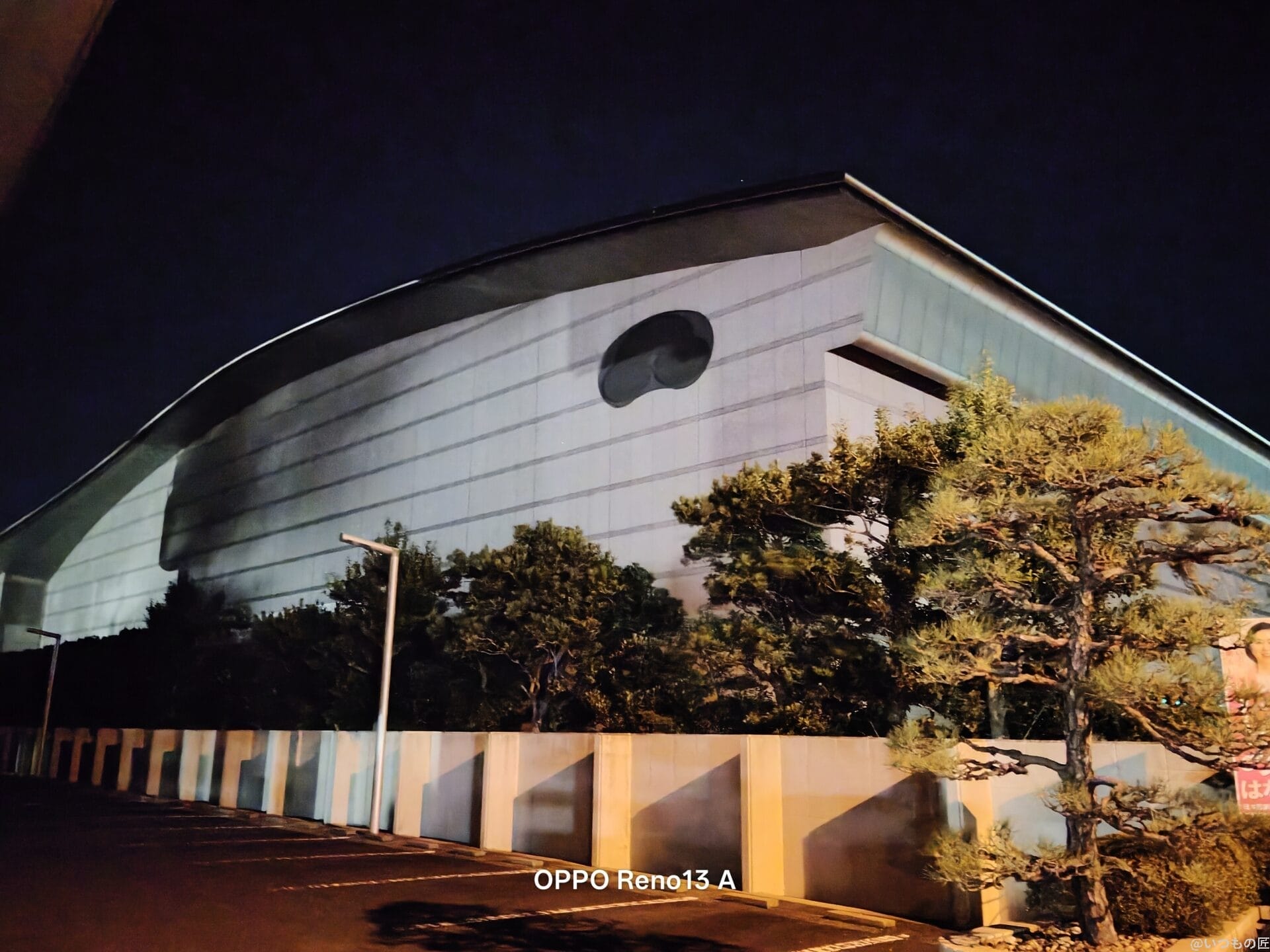 oppo reno13 a 暗所・夜間撮影 | モバイル比較レビュー.jp OPPO Reno14 5G カメラ オレンジ色の街灯に照らされた白い建物