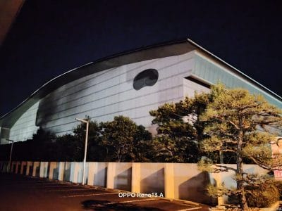 oppo reno13 a 暗所・夜間撮影 | モバイル比較レビュー.jp OPPO Reno14 5G カメラ オレンジ色の街灯に照らされた白い建物