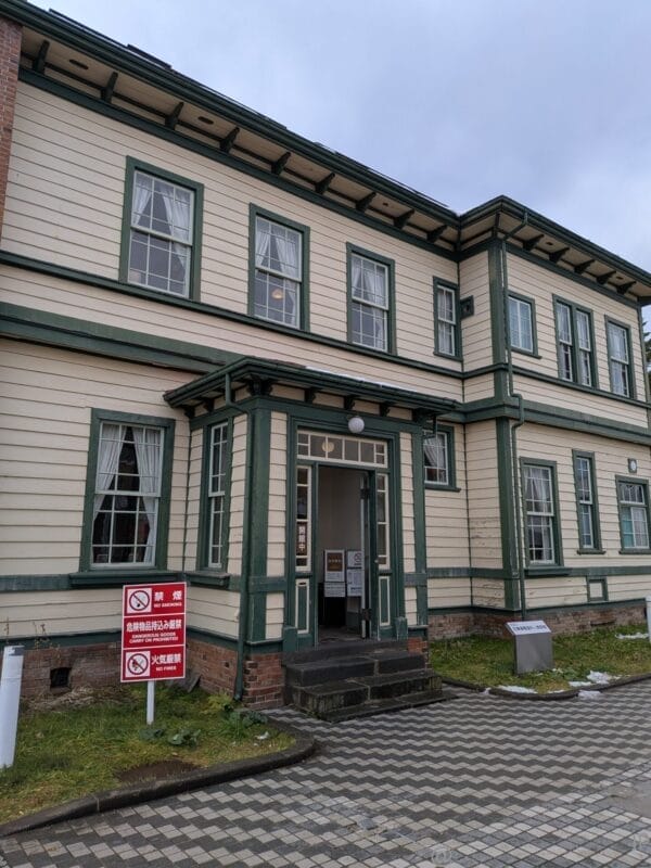 Google Pixel 9a レビュー
曇り空に佇む洋館を撮影