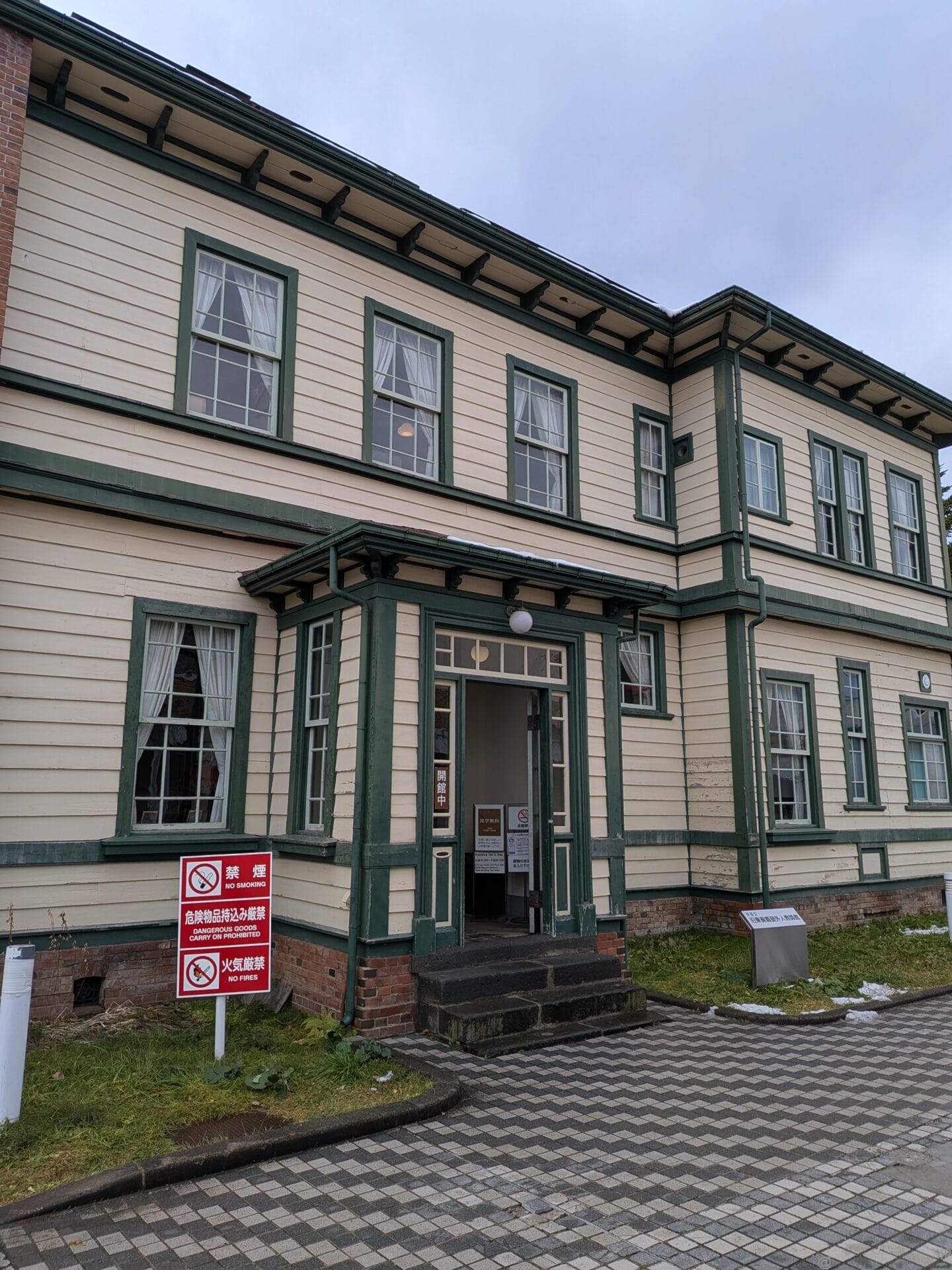 Google Pixel 9a レビュー
曇り空に佇む洋館を撮影